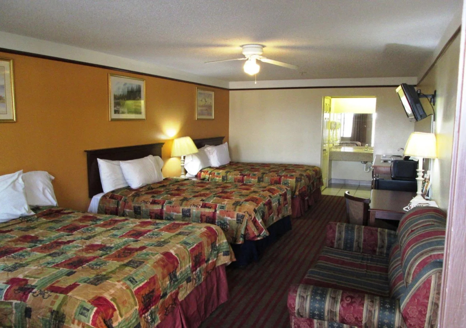 Deluxe Inn & Suites