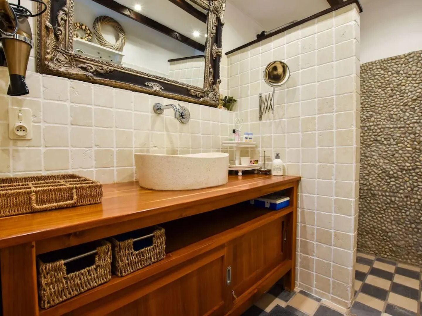 Renovated house with private swimming pool, close to Villefranche-du-Périgord.