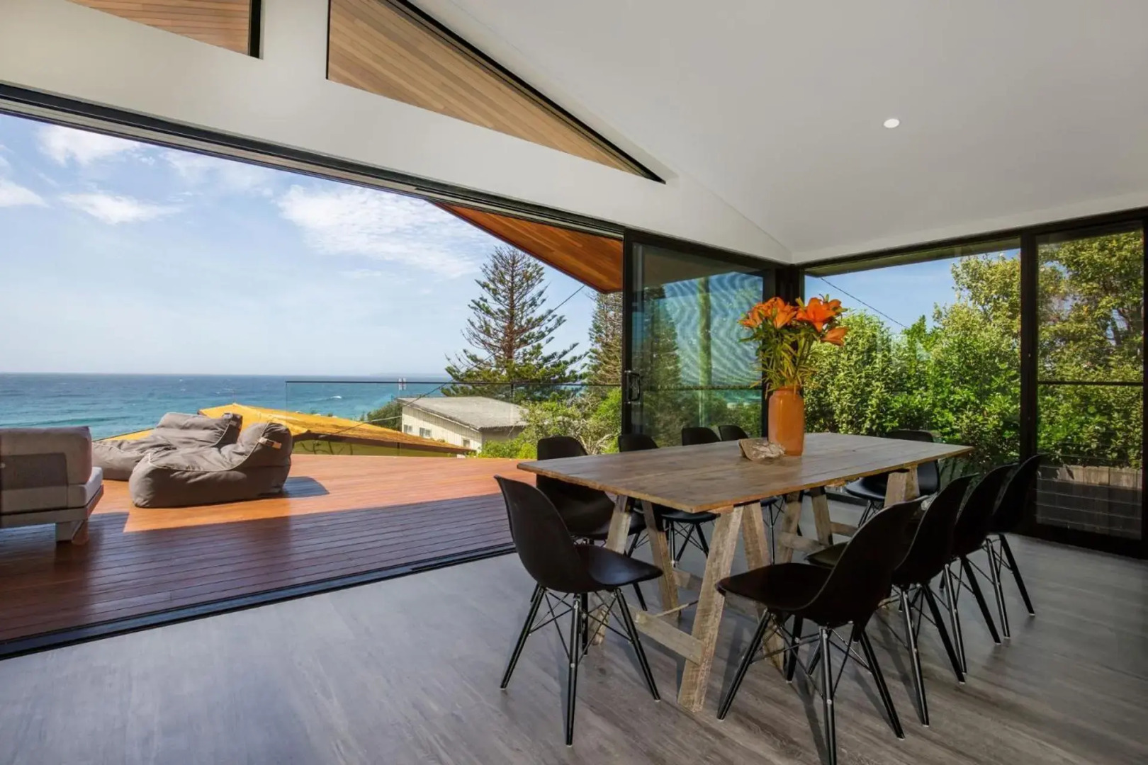 Seaview - Pet Friendly with Stunning Views - 1 Min to Beach