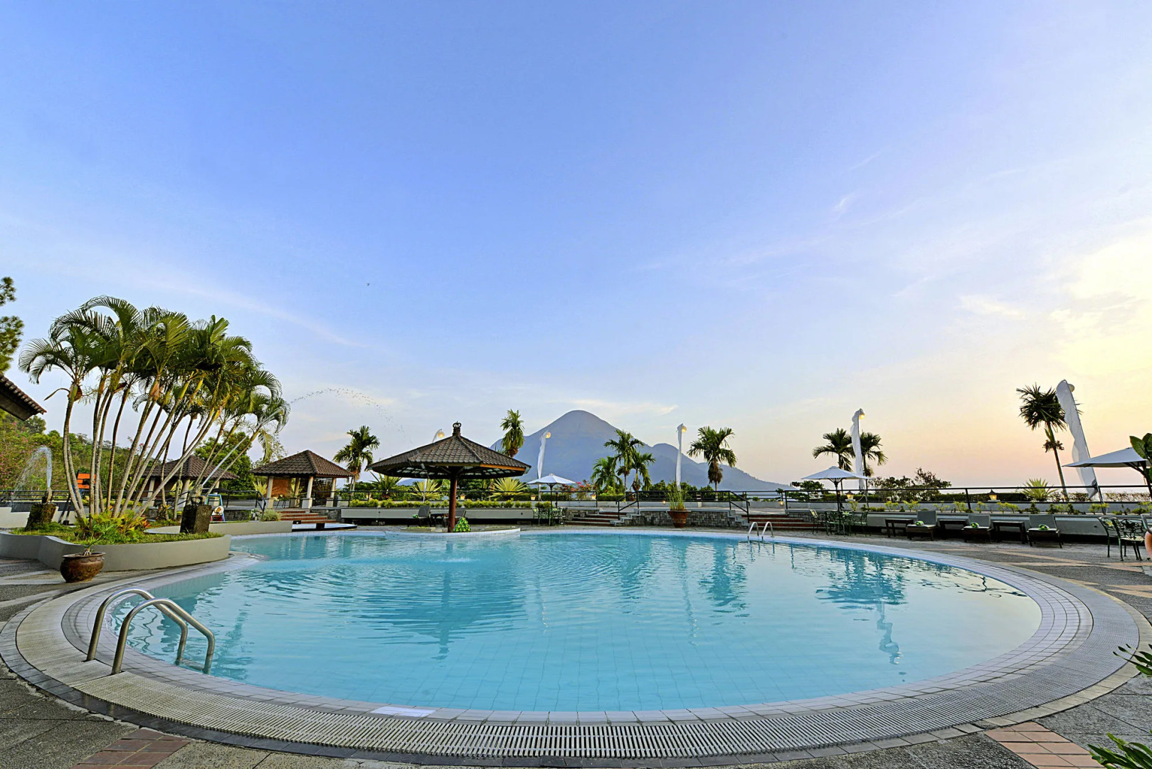 Grand Whiz Hotel Trawas