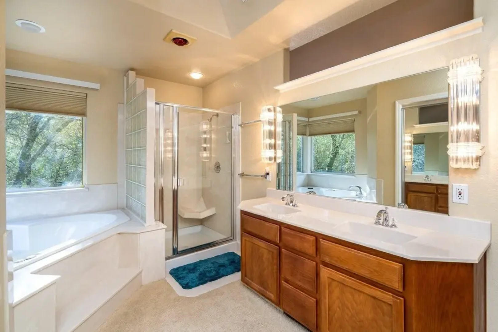 Happy Trails - Updated Home with Cozy Sunroom by Yosemite Region Resorts