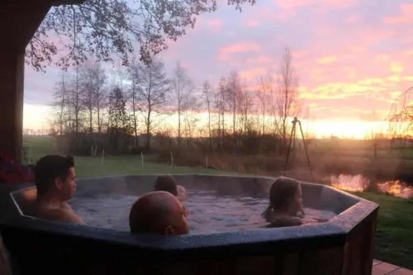 de Opkikker Riant vakantiehuis met jacuzzi in Giethoorn