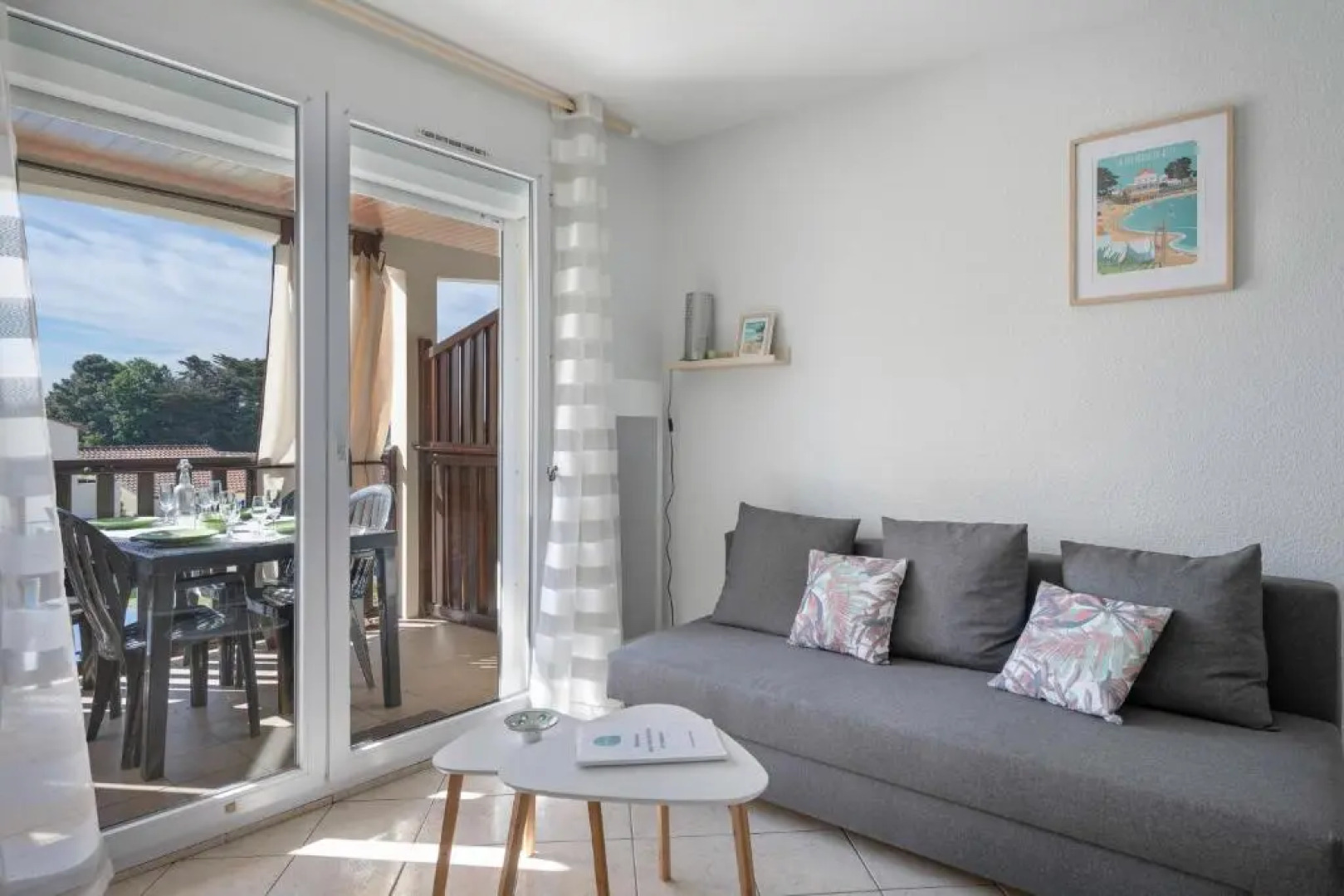 Appartement residentiel avec acces piscine a 200m de la plage