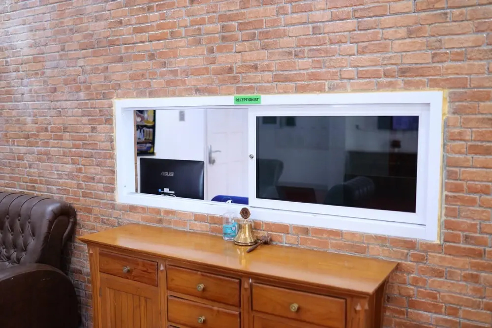 Urbanview Hotel Eropa Maros near Sultan Hasanuddin Airport by RedDoorz