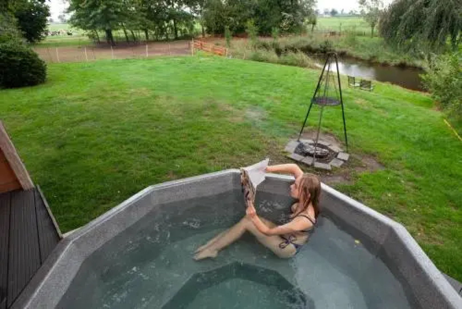 de Opkikker Riant vakantiehuis met jacuzzi in Giethoorn