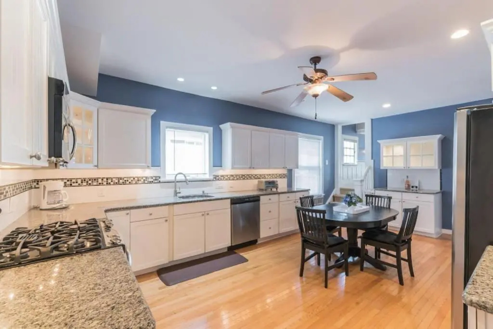 Beach Block 7 bdrms Parking Patio and Sunroom