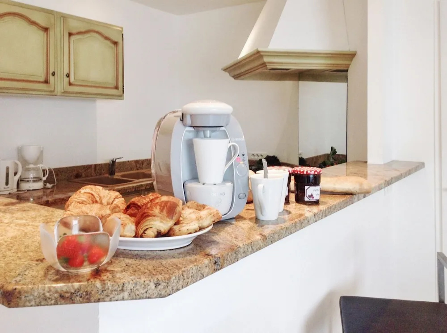 Near Montpellier, Apartment in Le Crès w/ air con & Wifi Minutes to Be