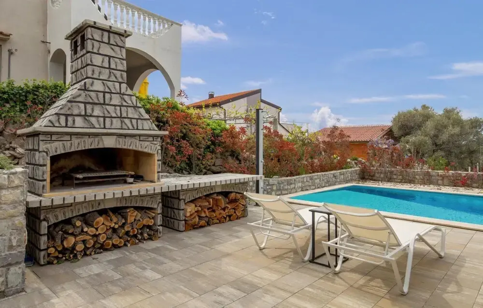Stunning Home in Lun With 4 Bedrooms, Wifi and Outdoor Swimming Pool
