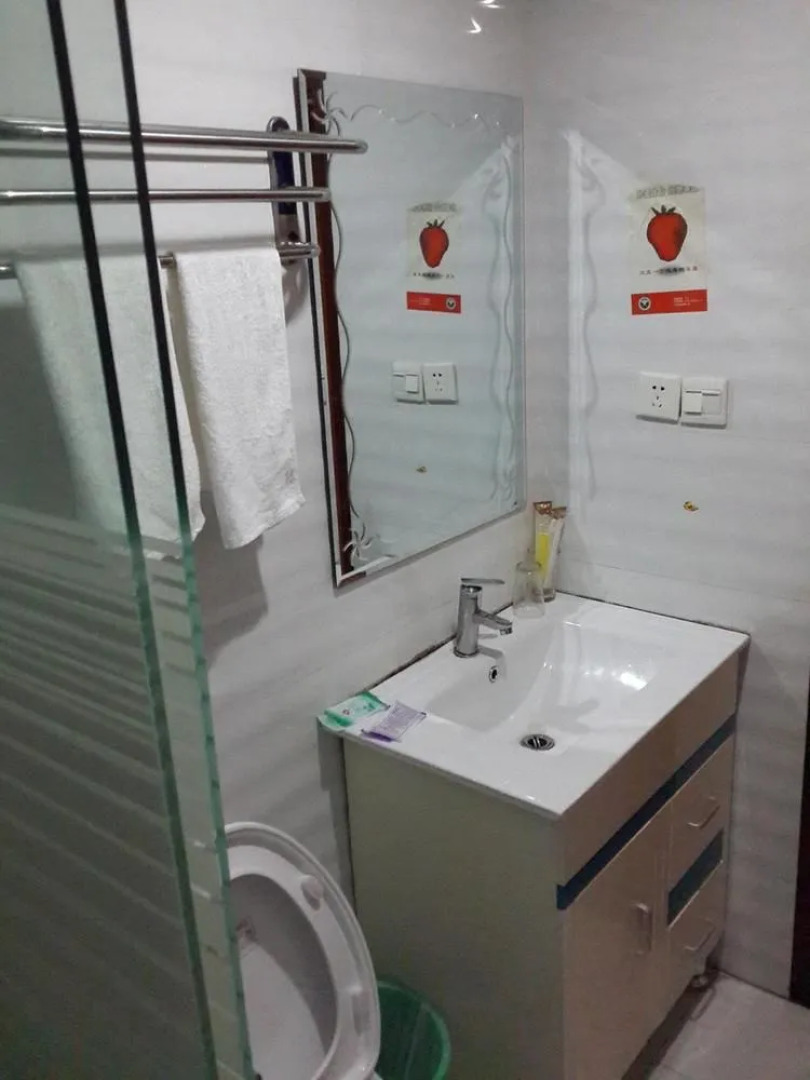 Fenghua Huangfu Hostel