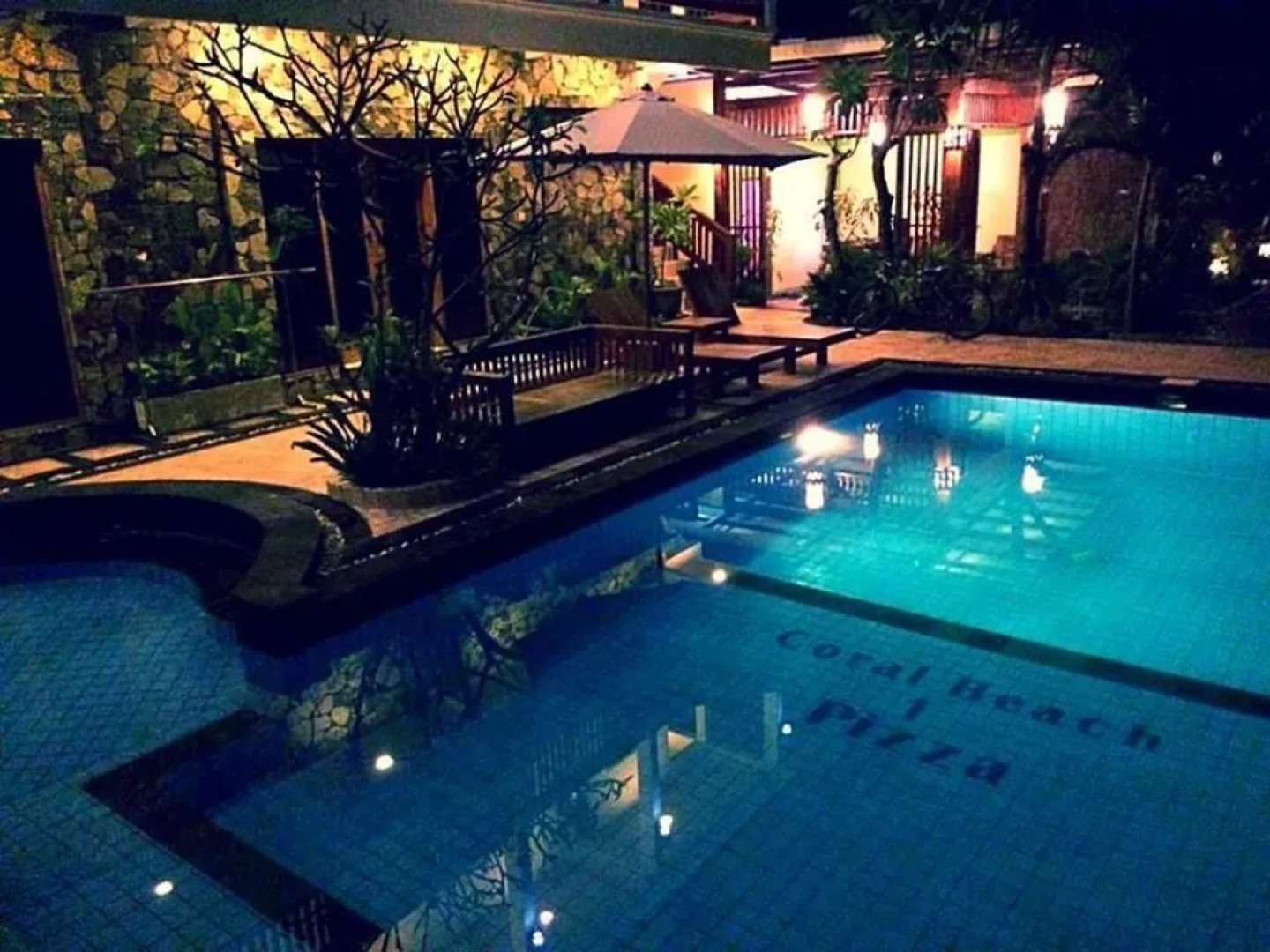 Coral Beach Pizza Cottages