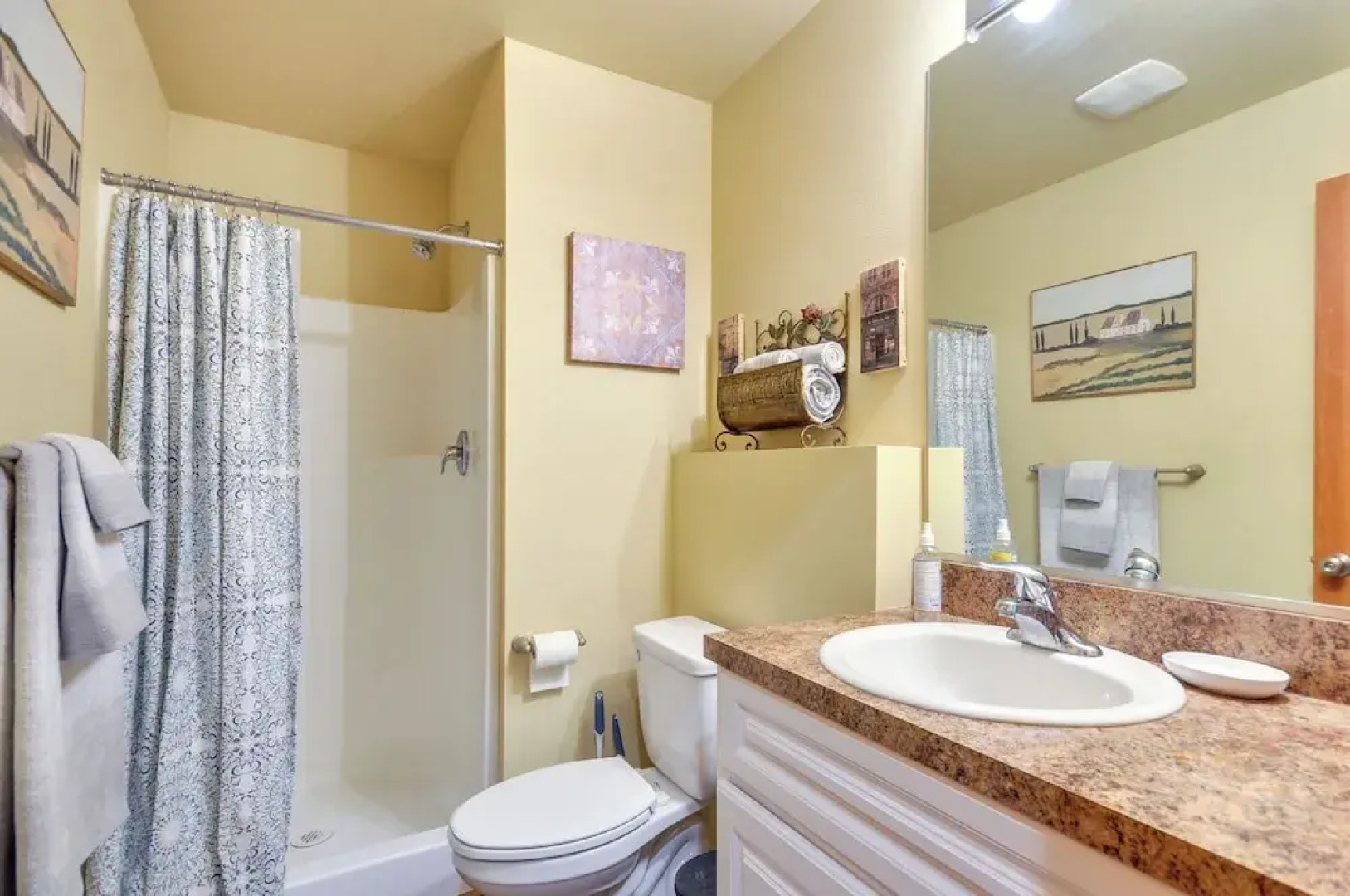 Inviting Studio w/ Patio, 15 Mi to Portland!