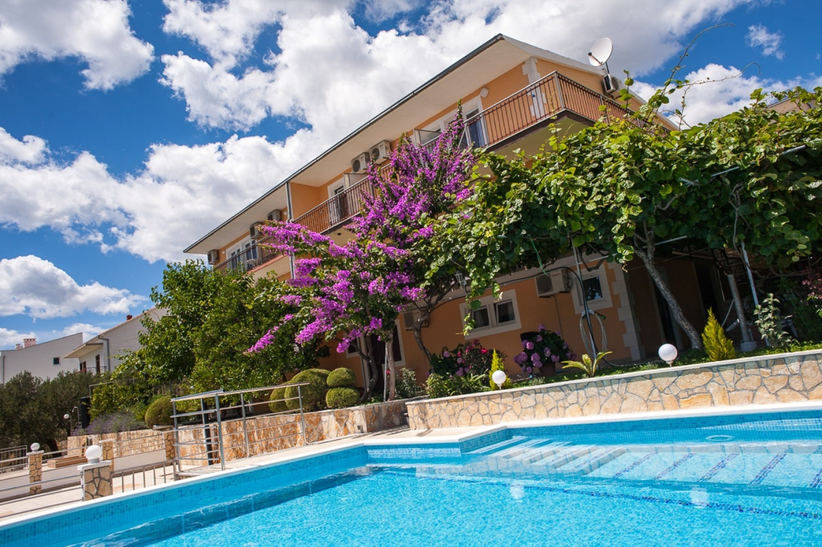 Apartment Rose - 30 m from the beach: A3 Seget Vranjica, Riviera Trogir