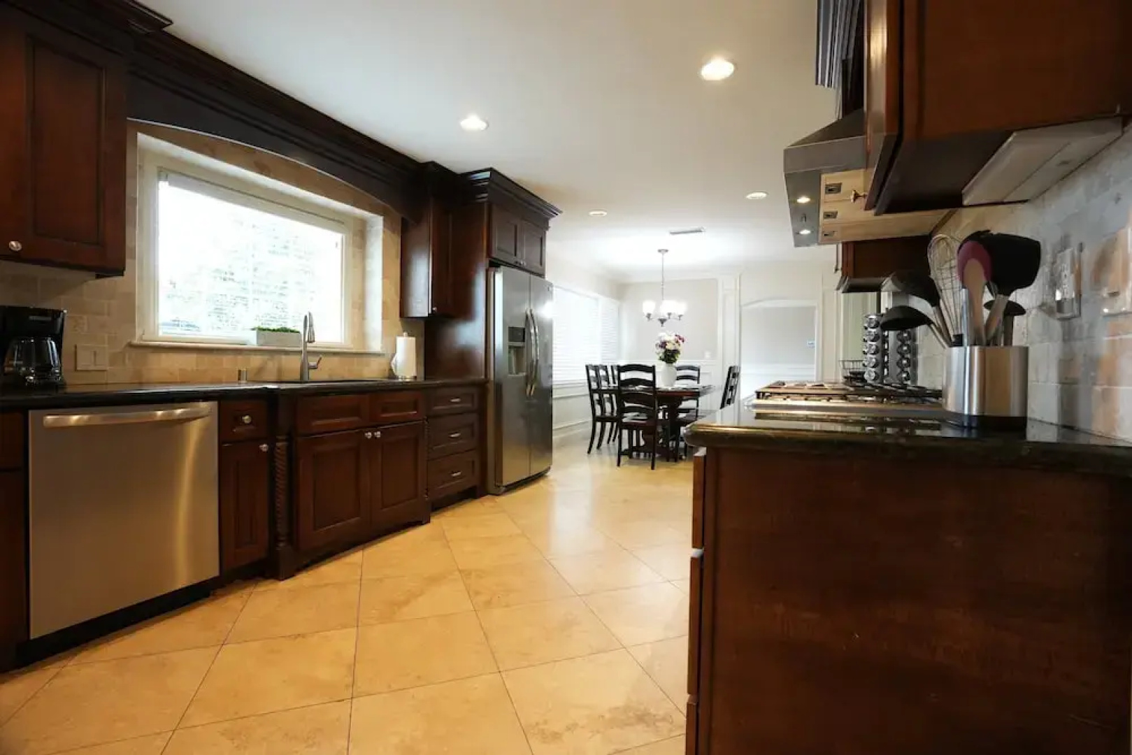 Incredible Estate 5 Bedrooms 3 Bathroom W/resort Style Rock Pool & Jacuzzi
