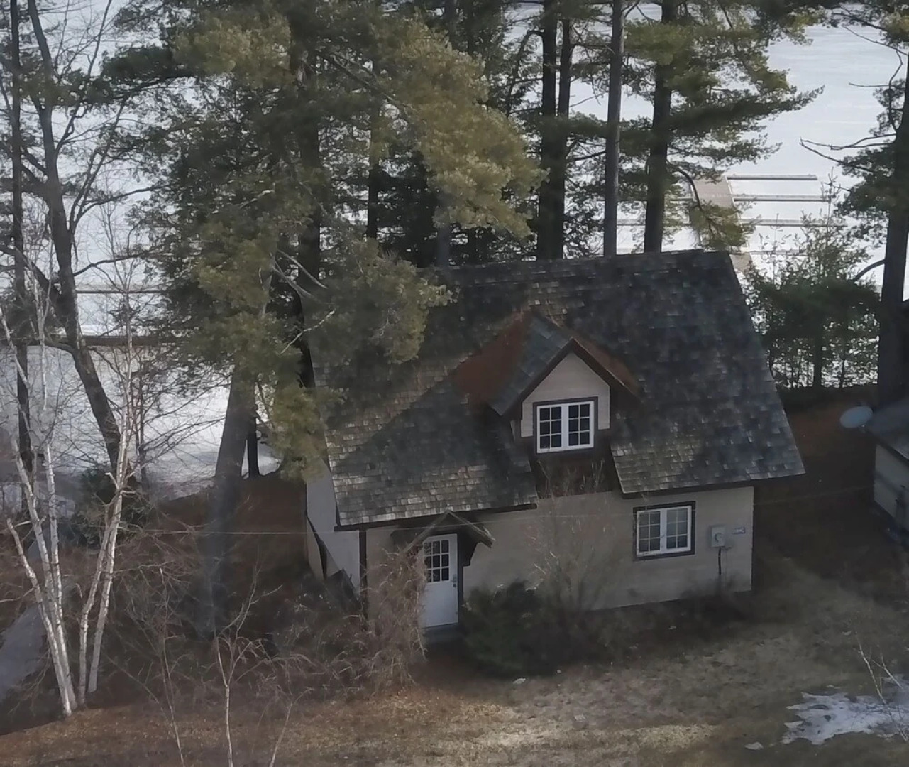 Lakefront Cottage Marina View
