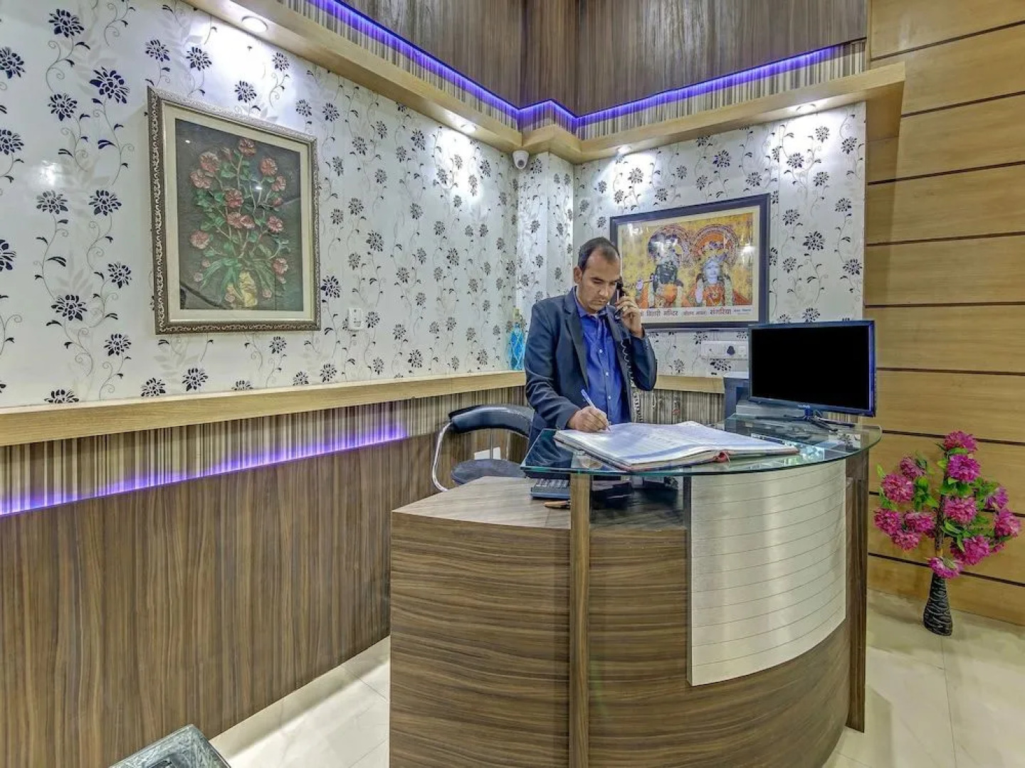 OYO 28040 Hotel Cg Inn