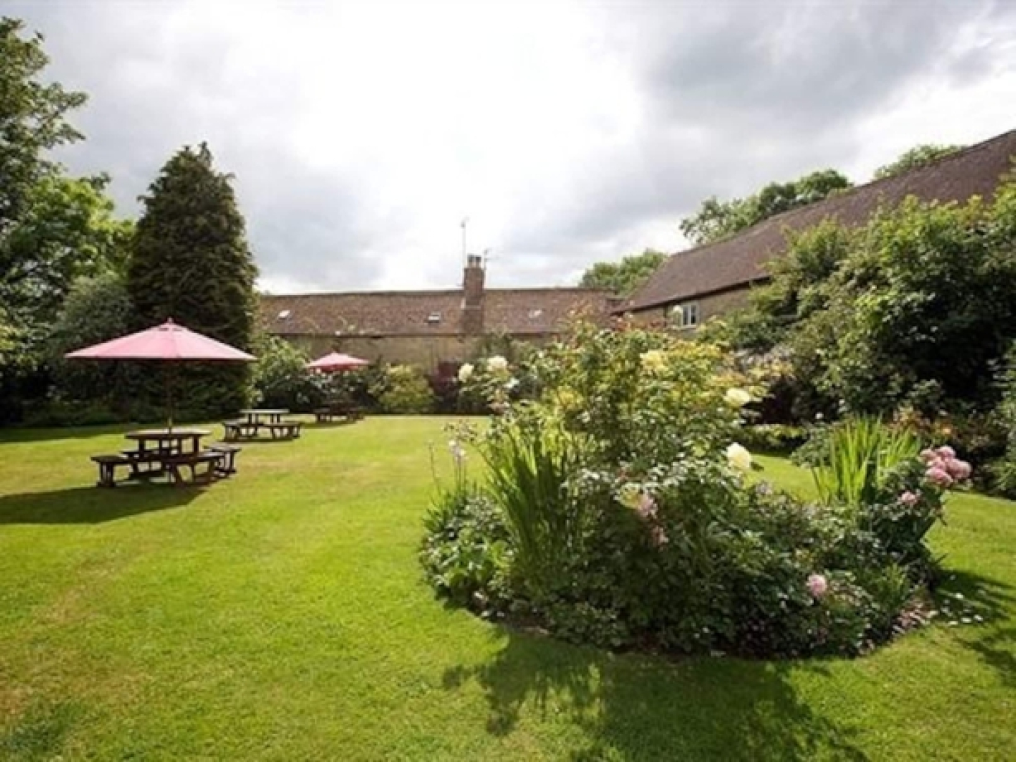 Farthings Hotel and Restaurant