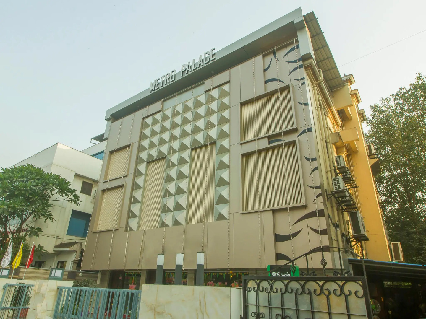 OYO 18748 Hotel Metro Palace