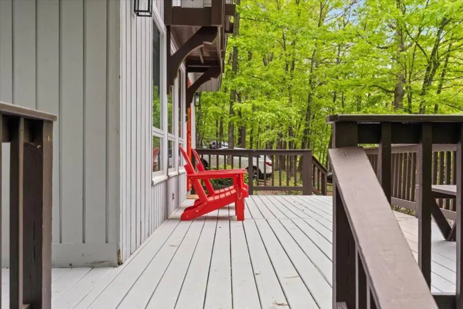 The Gingerbread House: 4 BR chalet, w/ Sunroom/Deck, sleeps 12, modern amenities