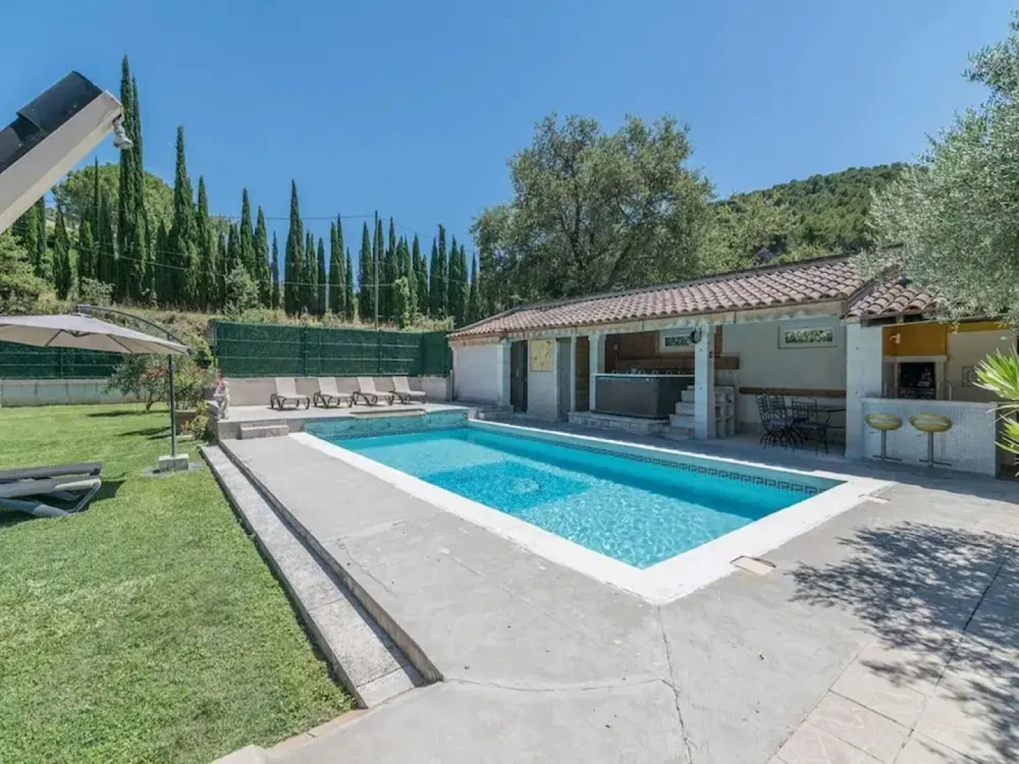 Villa With Swimming Pool Within the Luberon