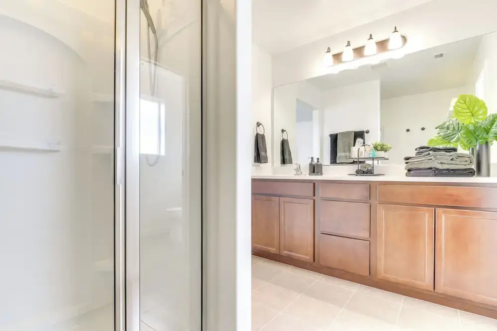 4 Mi to Zions Bank Stadium: Sleek Herriman Retreat