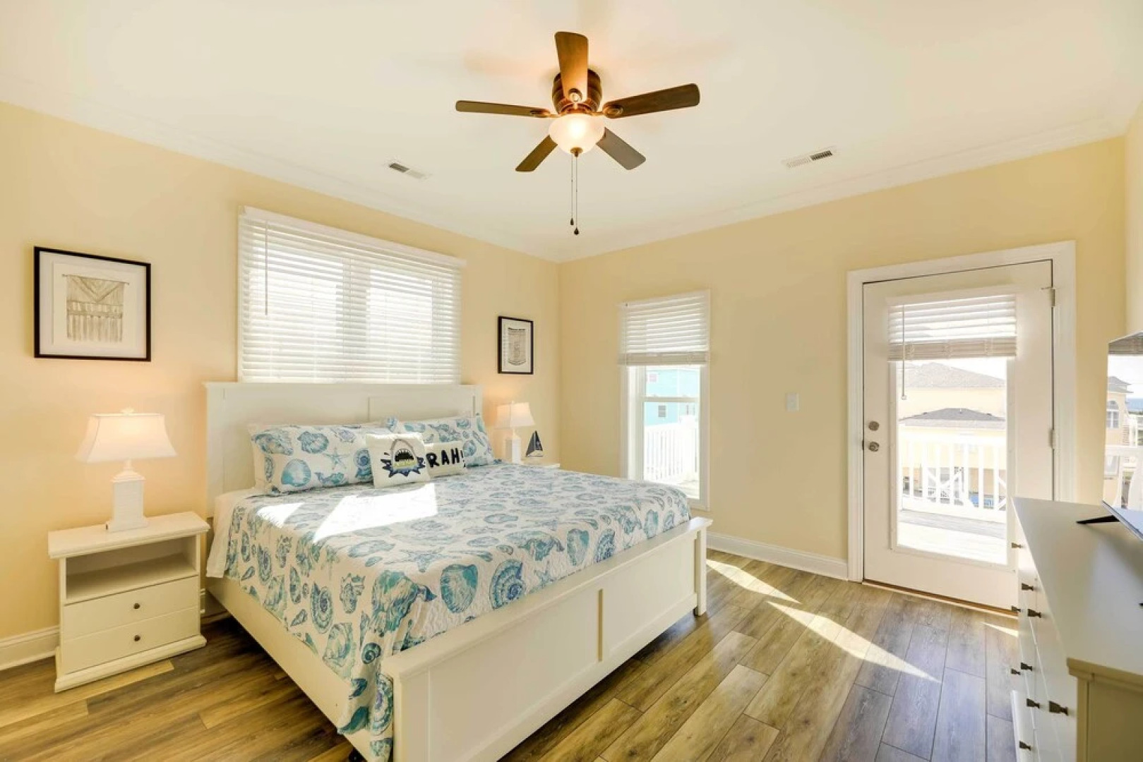 Emerald Isle Vacation Home: Walk to Beach!