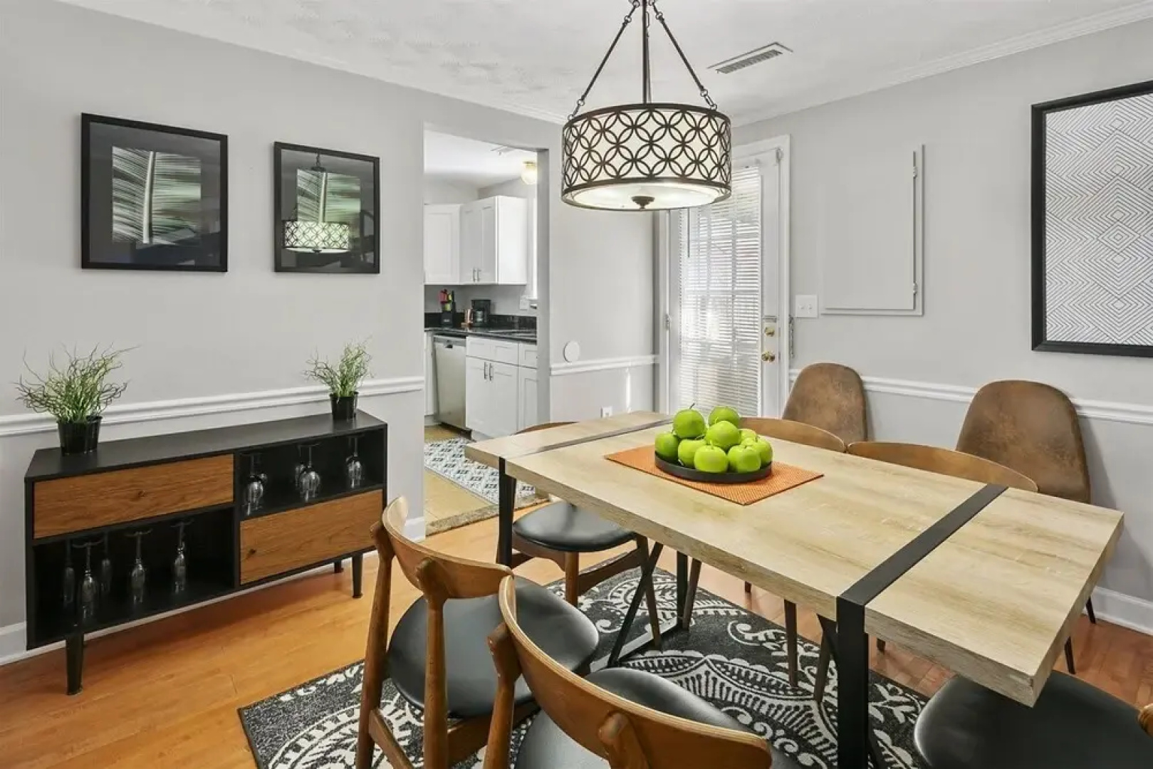 Top Rated Townhome - Our Reviews say it All. Large Discount During Pandemic. Self Checkin, Pet Friendly! Super-host Support