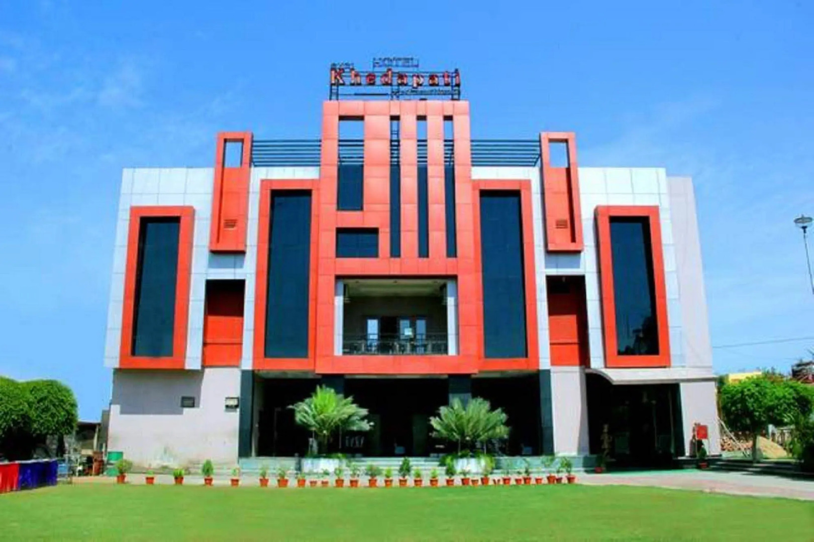 Hotel Shri Khedapati International