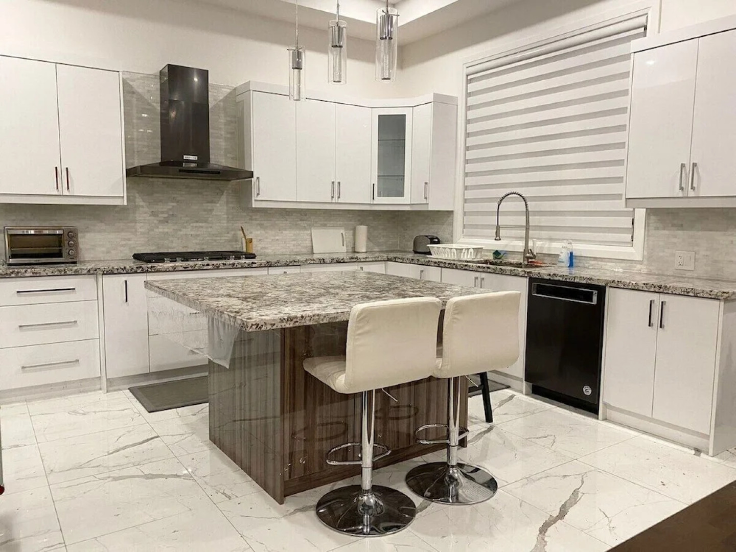 Dazzling Home Next to Beach & Go Station