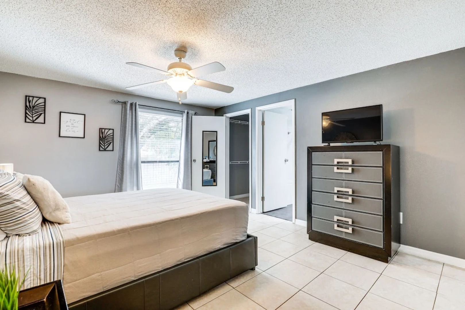 14 Mi to Dwtn Tampa Bay: Brandon Home w/ Fire Pit!