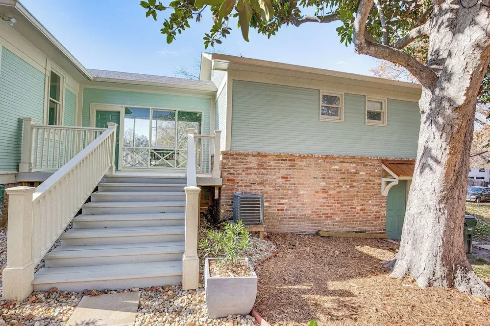 2 Mi to Tyler Rose Garden: Vibrant Apartment!