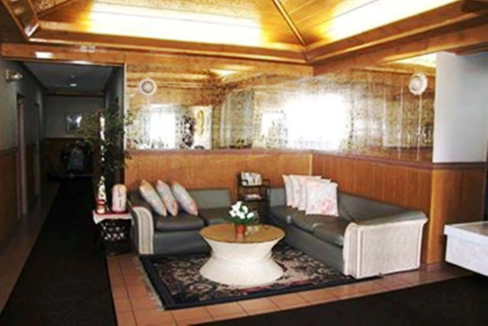 West Plaza Hotel Desekel