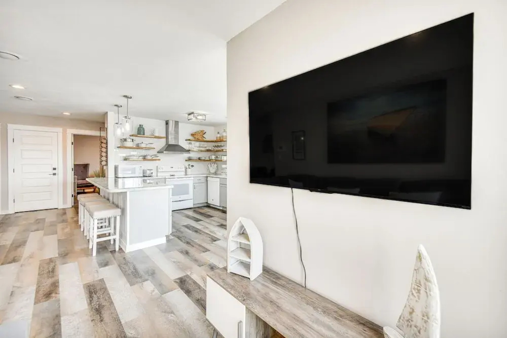 Bright Kitty Hawk Home w/ Hot Tub, Walk to Beach!