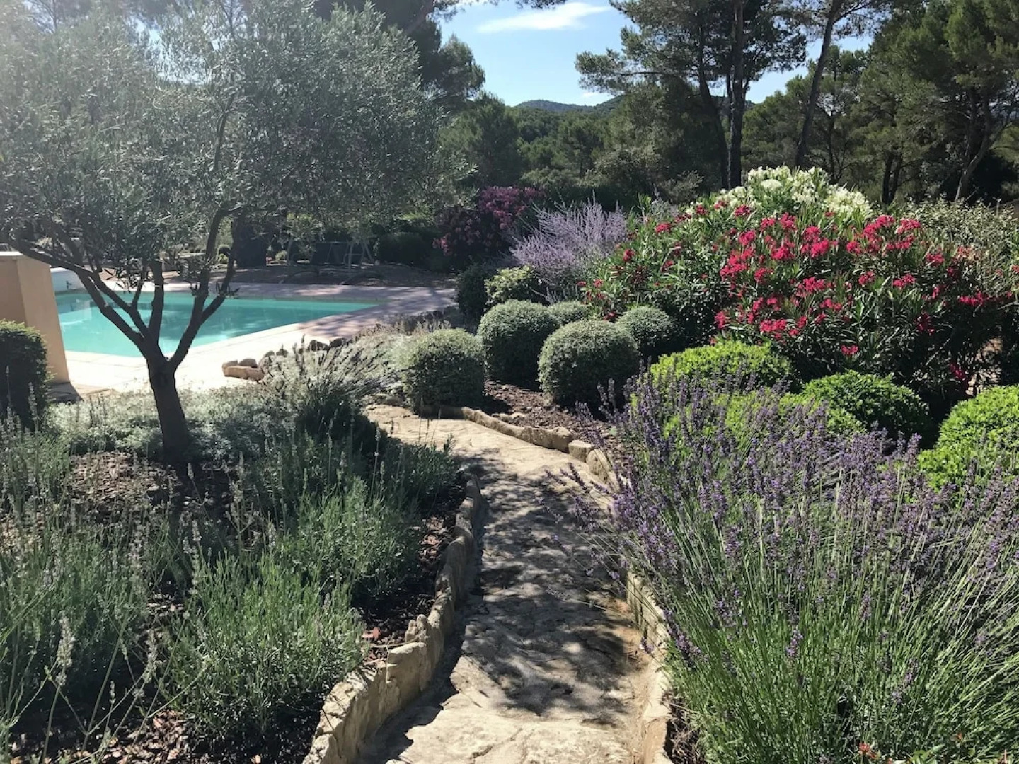 Stylish Villa With Heated Swimming Pool Close to the Lovely L'isle-sur-la-sorgue