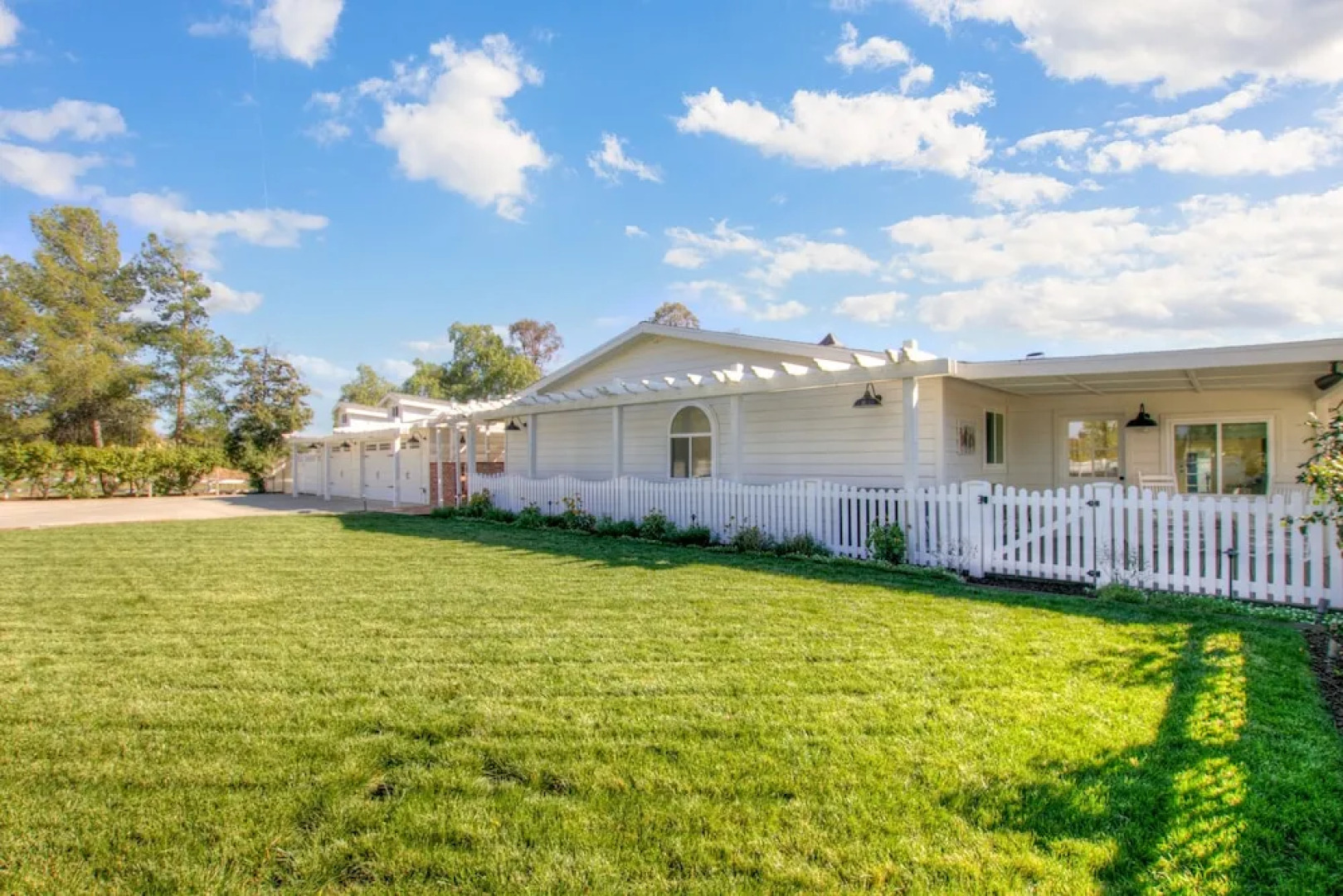 New Listing! Opulent W/ Hot Tub, Guest Suite 4 Bedroom Home