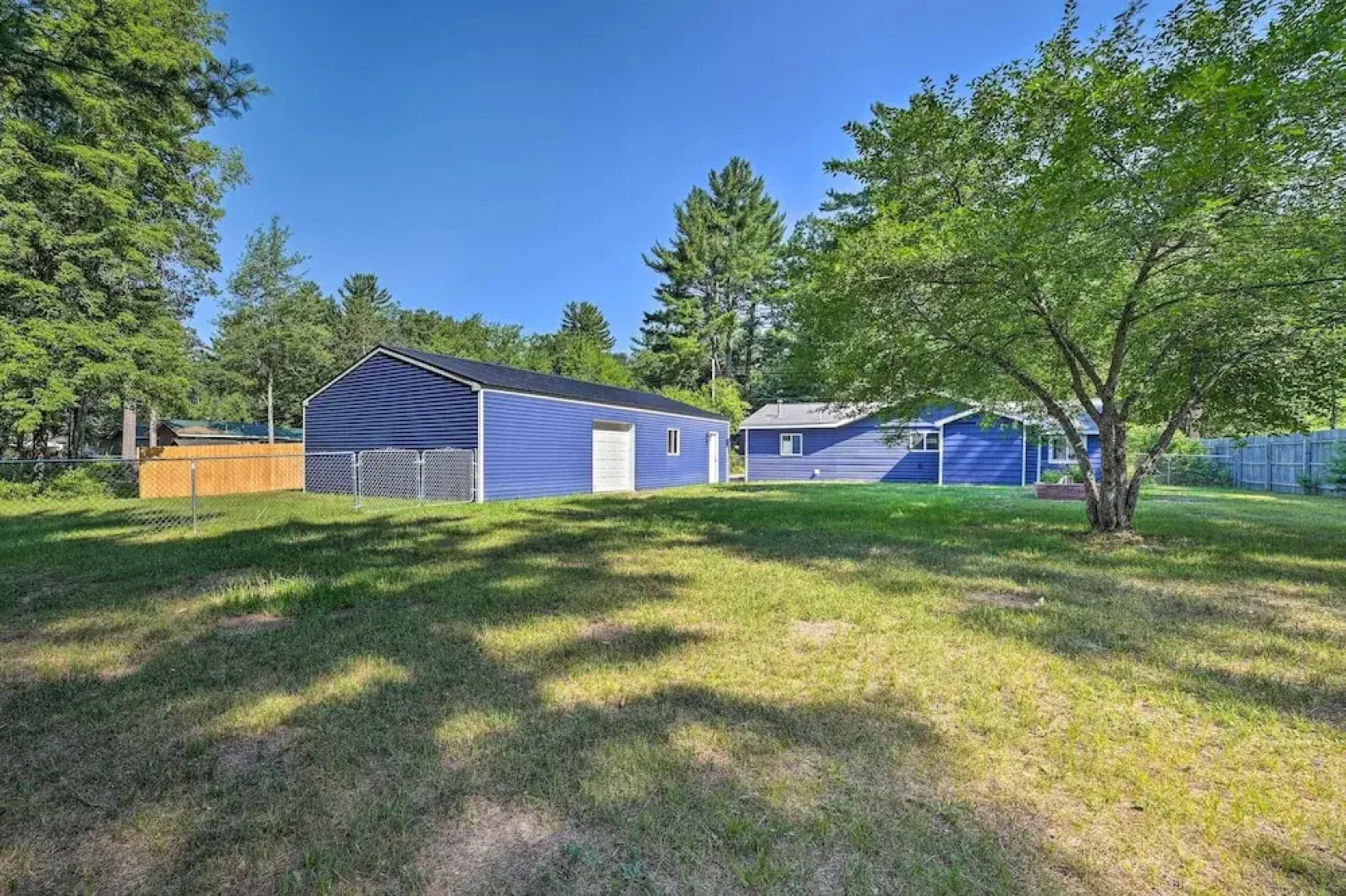 Prudenville Retreat w/ Yard ~ 1 Mi to Lake!