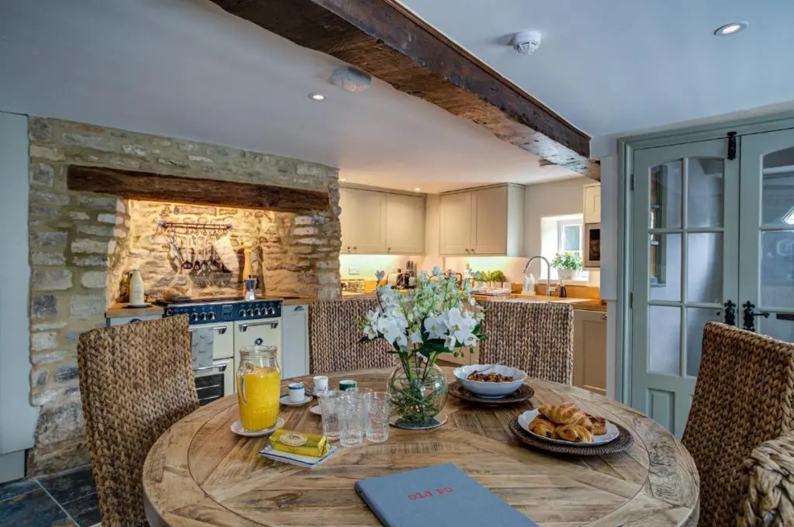 Chic Georgian town house in Cotswold town centre