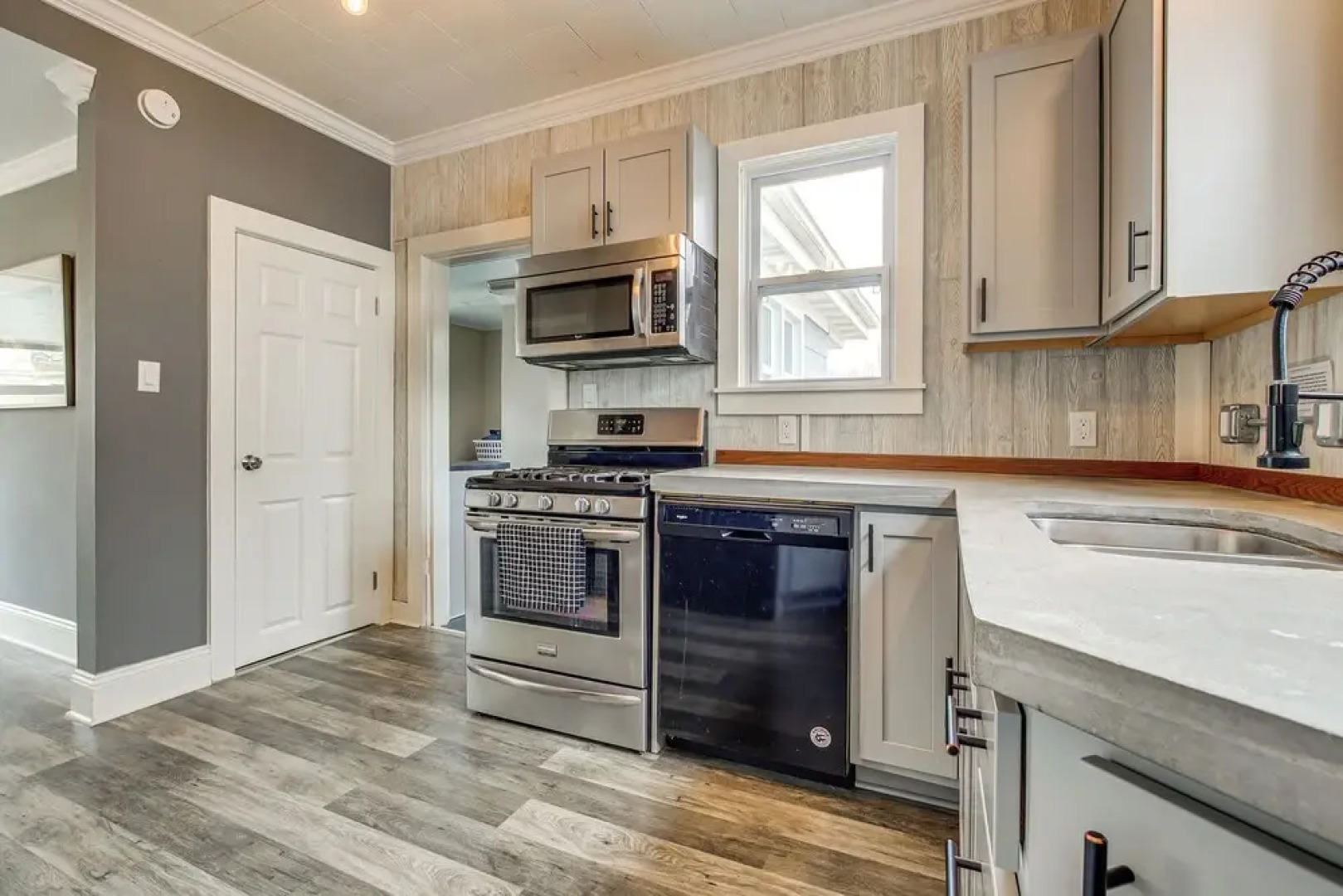 Walk to Dtwn Green Lake: Peaceful Getaway w/ Porch