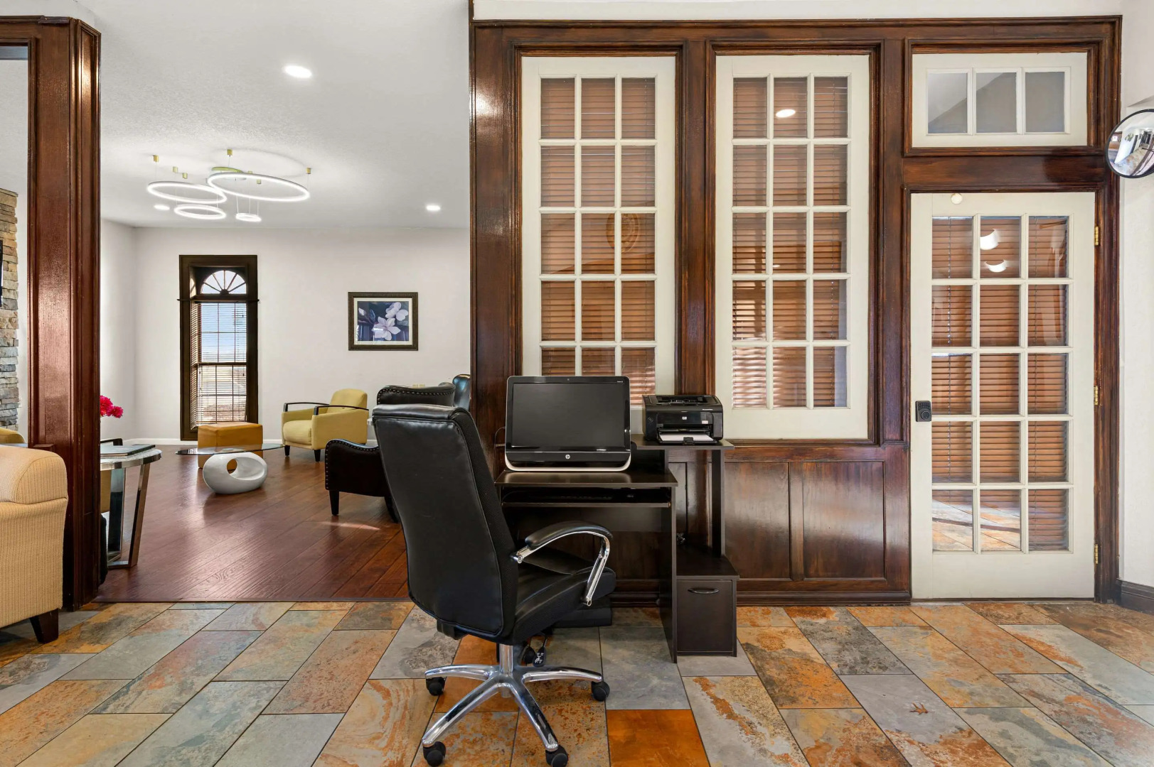 Suburban Studios Kansas City Airport North