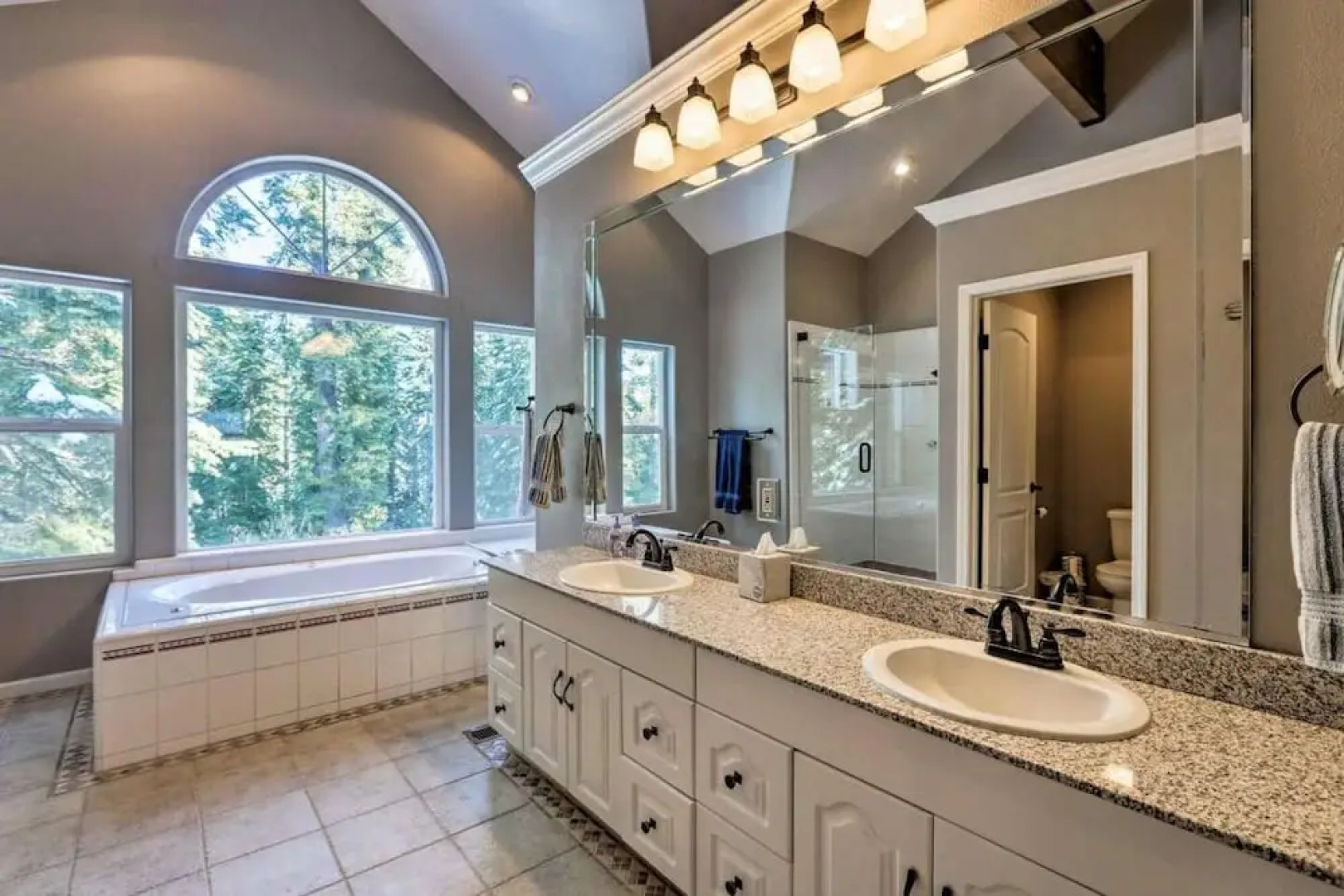 Large Home in Central Truckee With Private Hot Tub