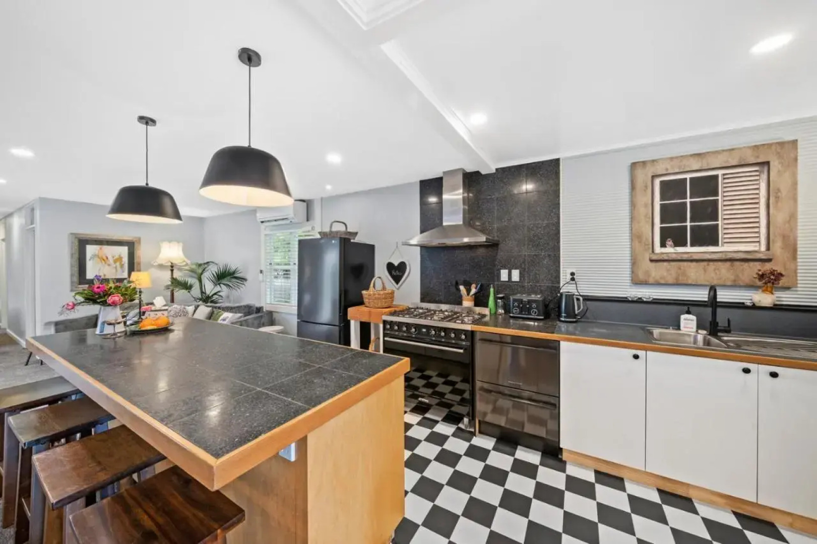 The Long House - Waikanae Holiday Home