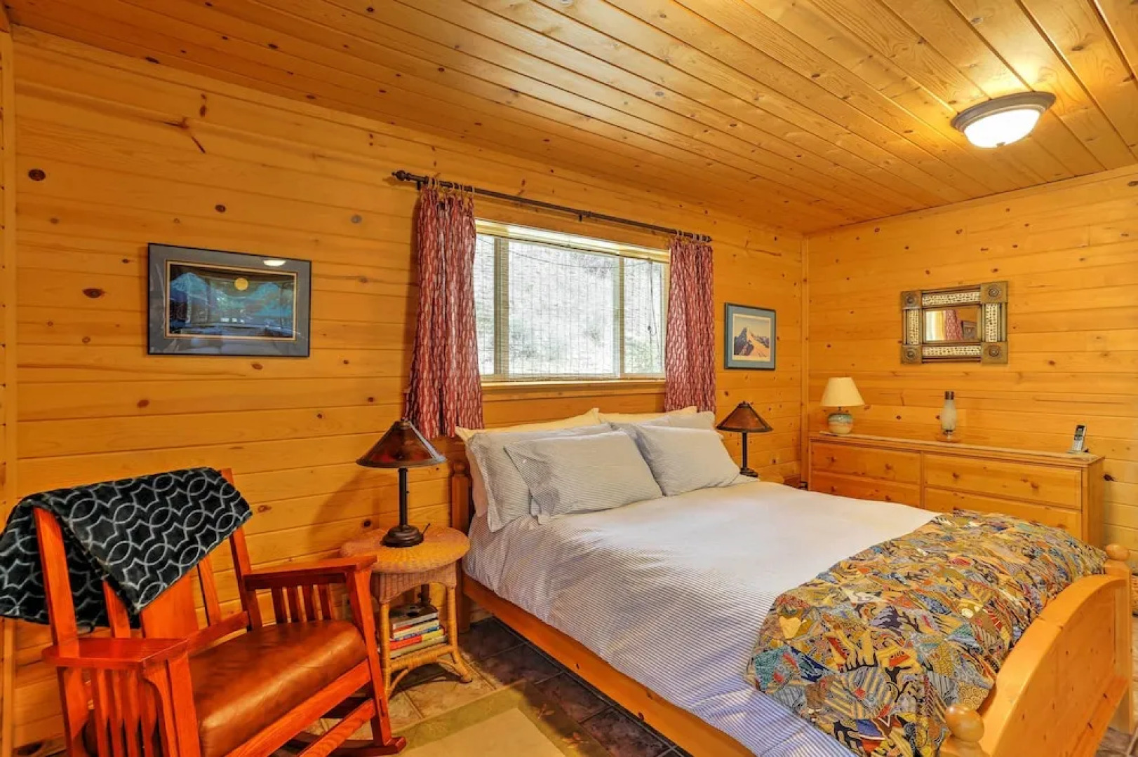 Romantic Riverfront Cottage - 1 Mile to Winthrop!