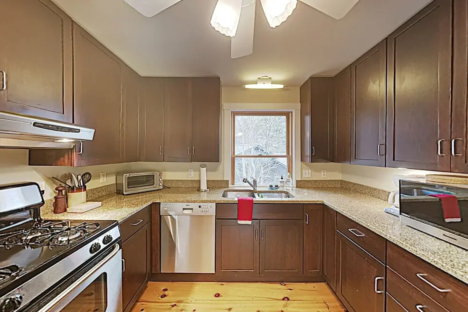 New Listing! Waterfront Hideaway W/ Modern Updates 2 Bedroom Cottage