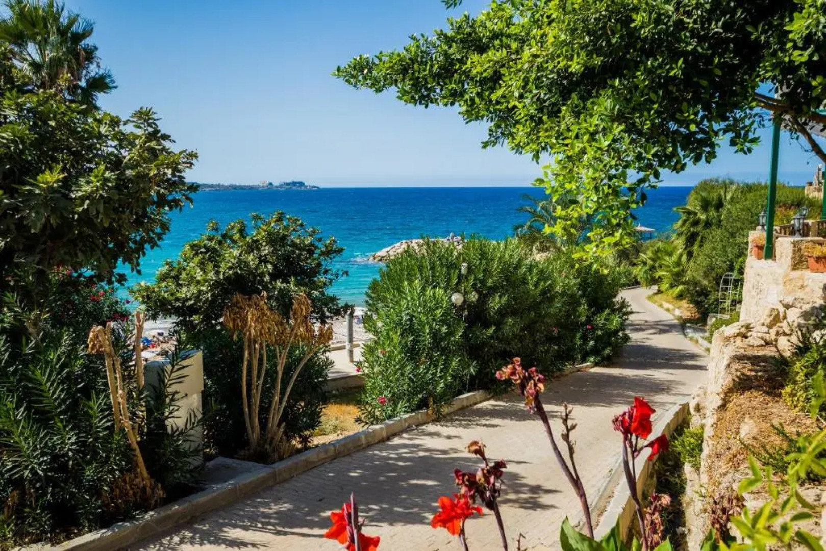 Comfortable One-Bedroom Apartment near the Sea and Casino Merit Park Sel 2-6