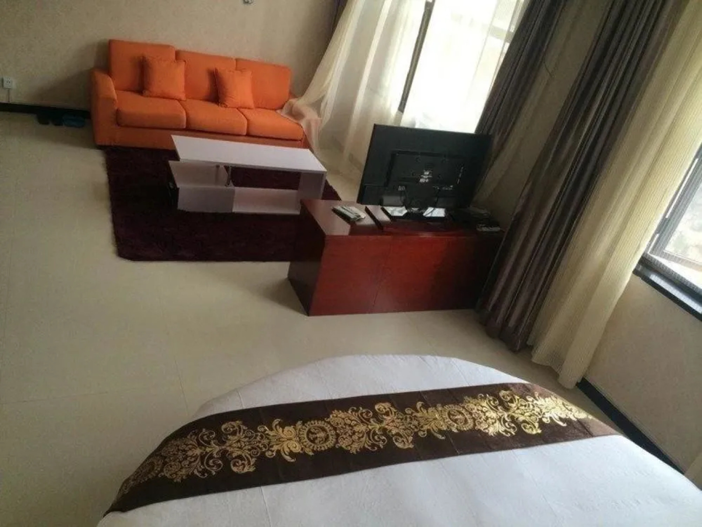 Yichuan Longsheng Business Hotel