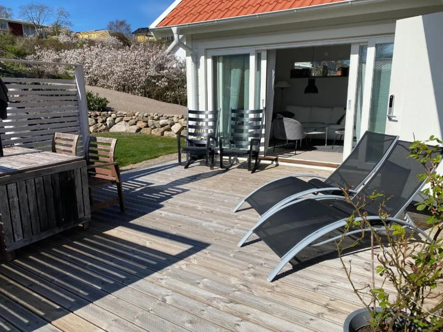 Två gästhus vid hav och strand