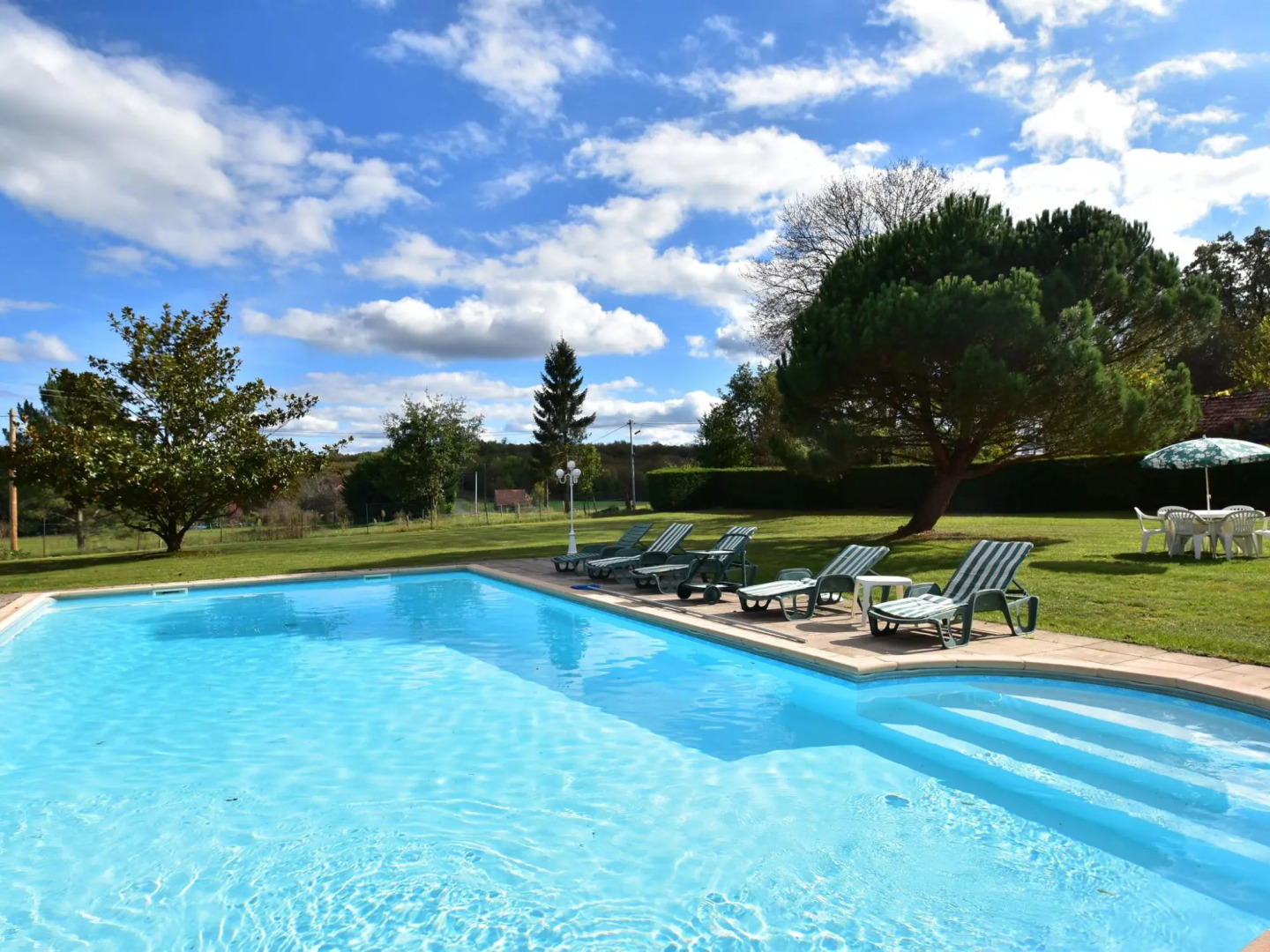 Vintage Holiday Home in Besse with Swimming Pool