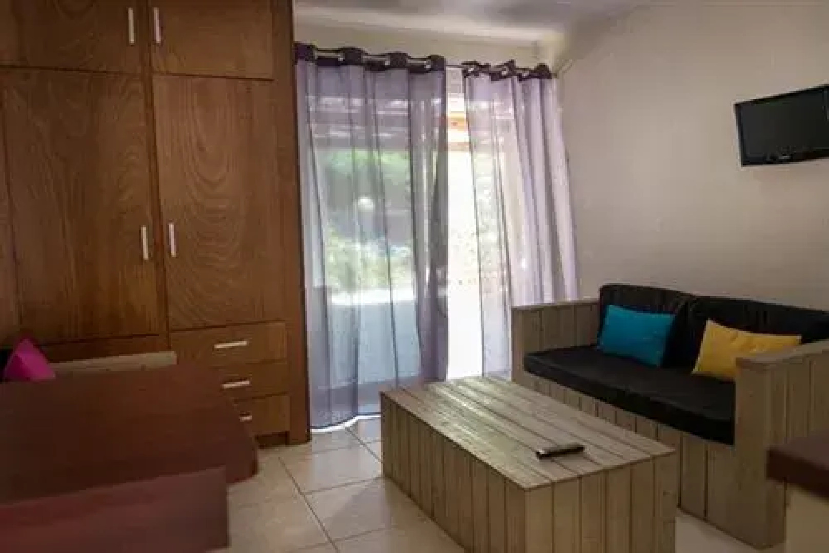 White Beach Apartments Palm Beach