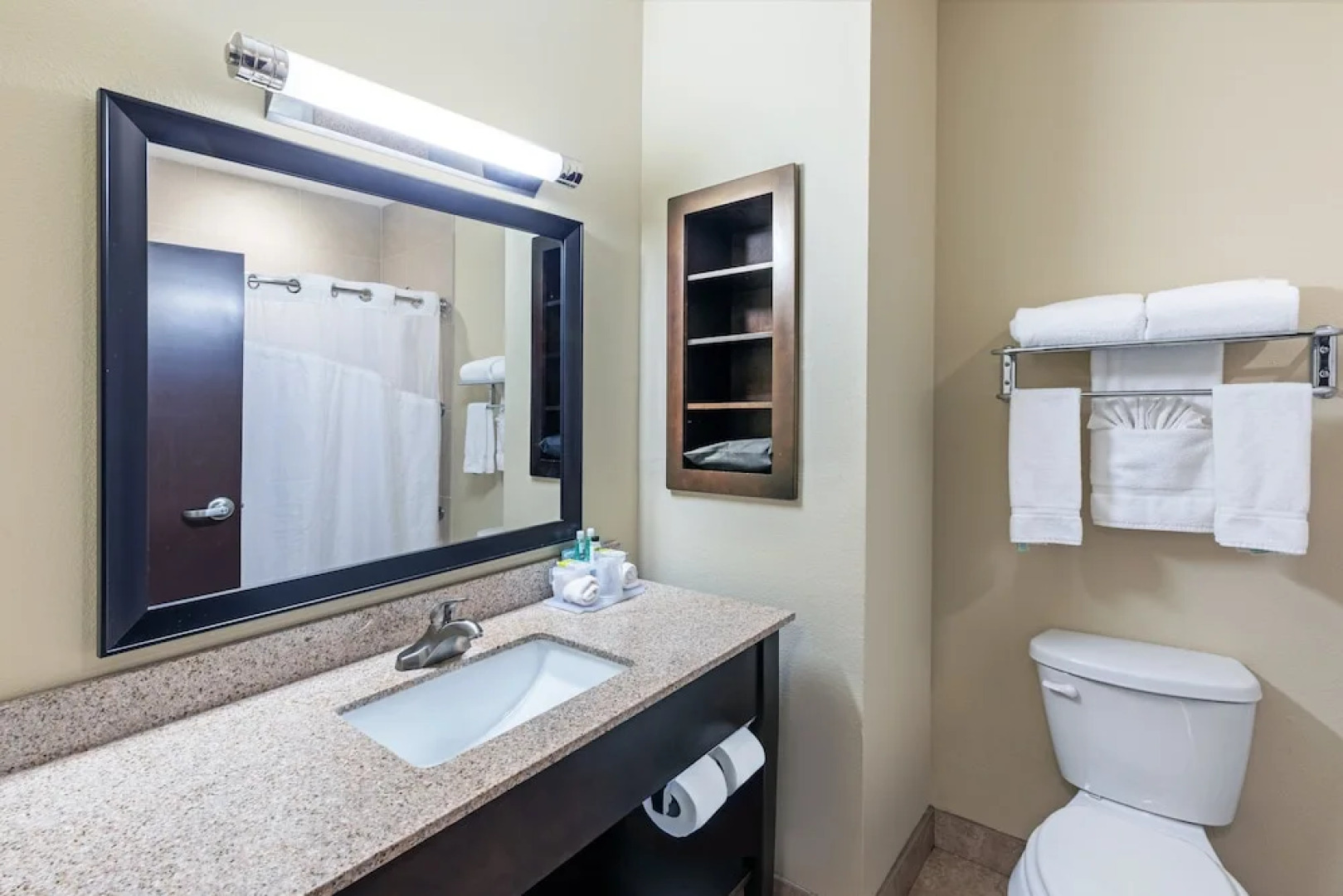 Holiday Inn Express & Suites Floresville, an IHG Hotel