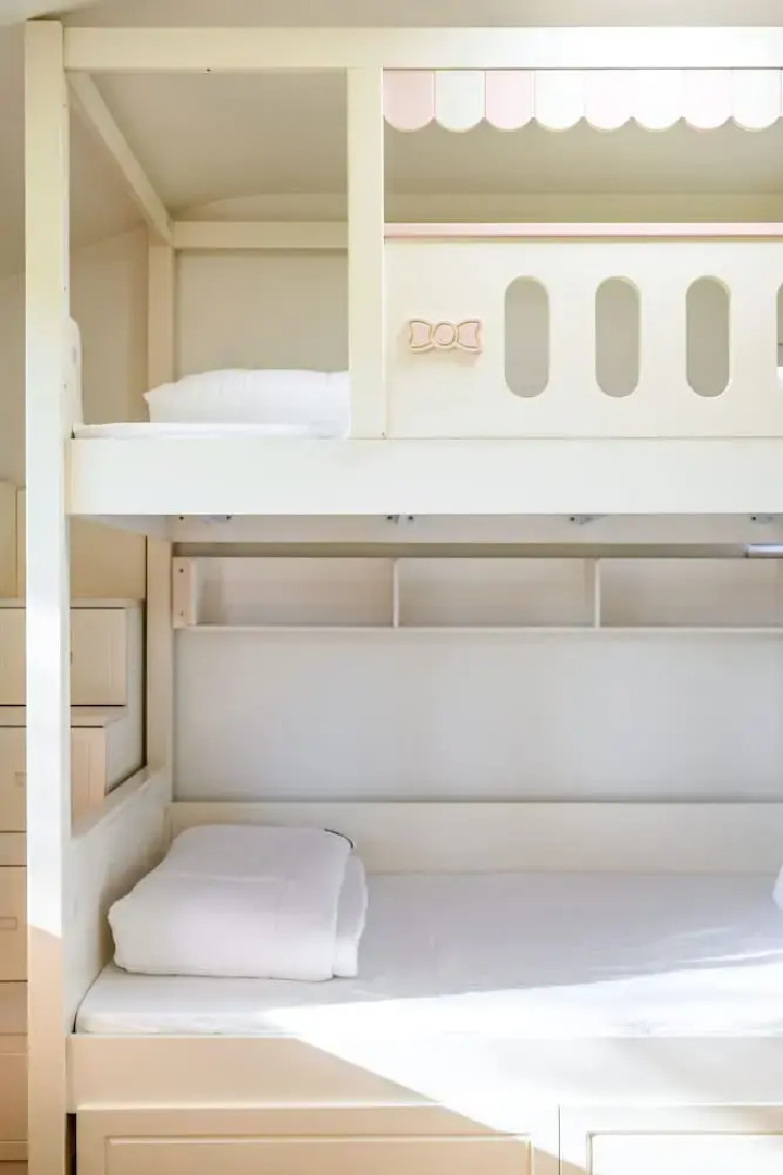 Perfect Family Home With Fireplace Spacious Yard