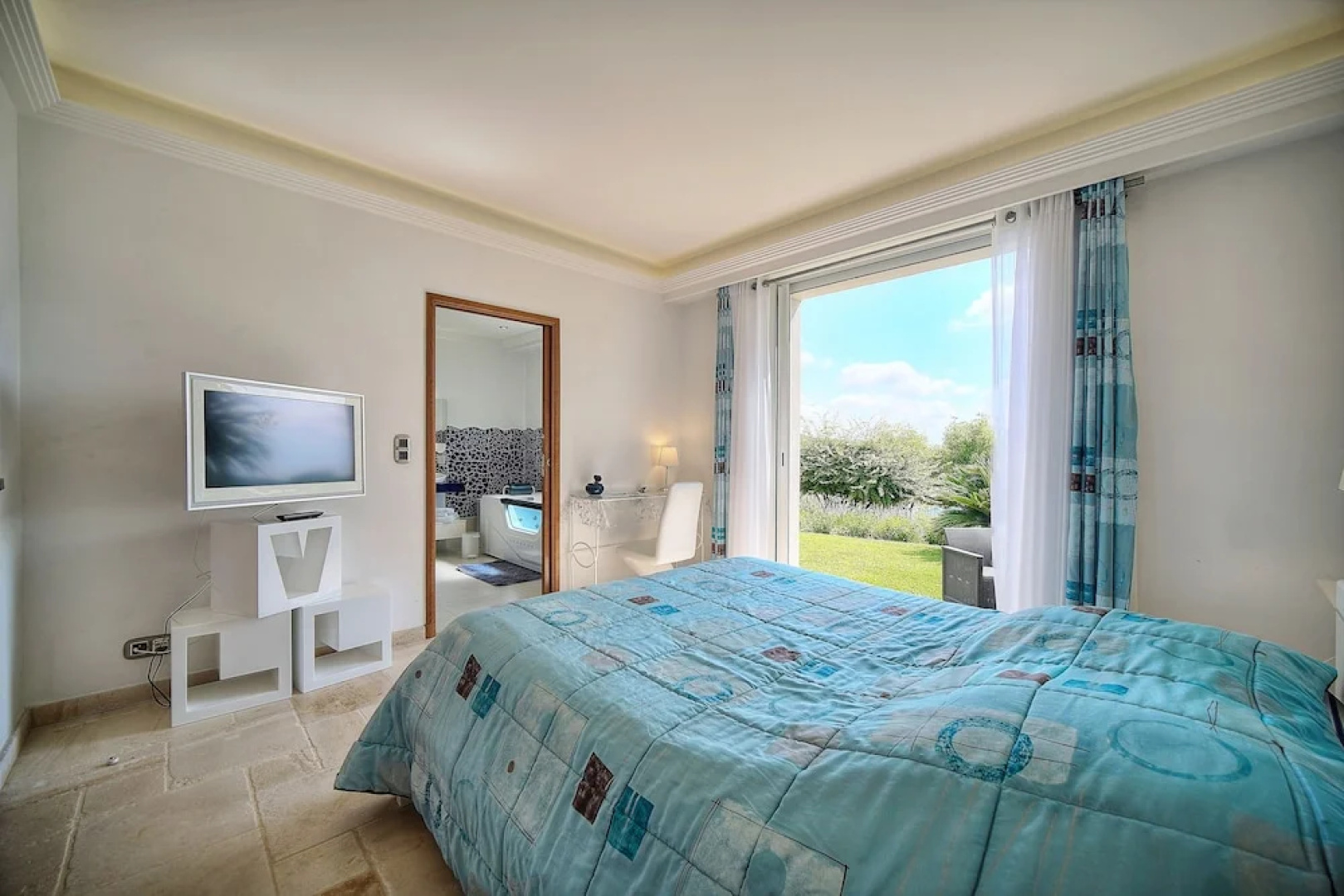 HAVRE DE PAIX" 5 étoiles Prestige jacuzzi, hammam, sauna, PISCINE chauffée Mougins Cannes Grasse